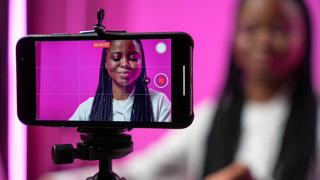 Influencerin filmt sich mit Smartphone