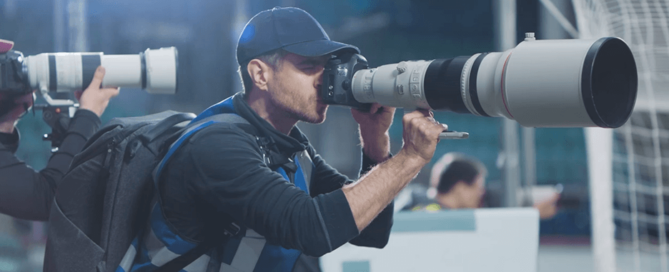 Sportjournalist schießt Fotos auf einem Fußballspiel