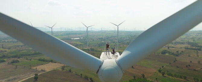 Ingenieure arbeiten auf einer Windkraftanlage