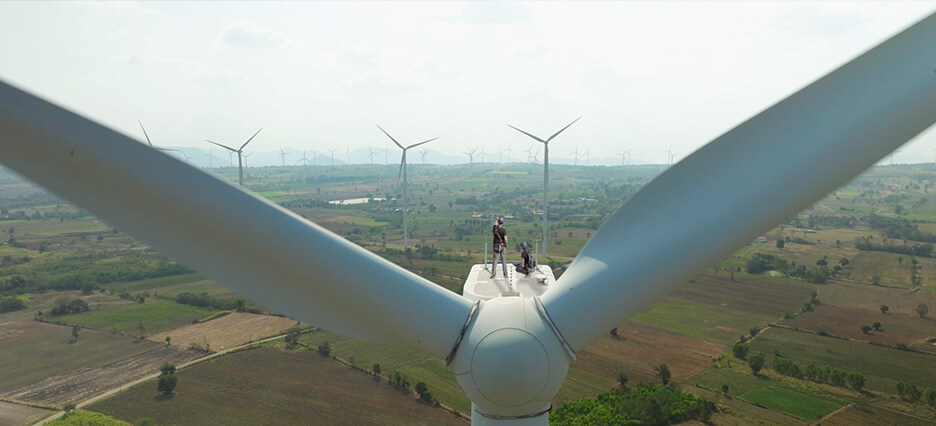 Ingenieure arbeiten auf einer Windkraftanlage